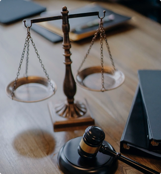 Waage der Gerechtigkeit und Richterhammer – Symbol für Prozessfinanzierung Deutschland